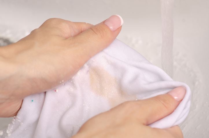 Como quitar una mancha de cera depilatoria en la ropa
