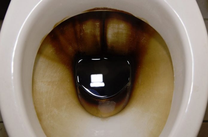 como limpiar el sarro del inodoro
