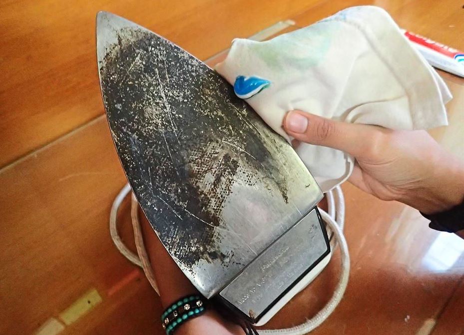como limpiar la plancha aluminio con pasta de dientes.JPG