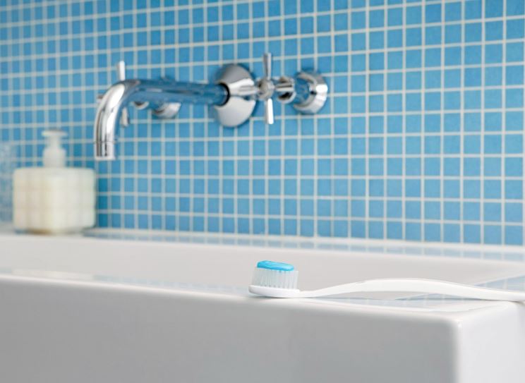como se limpian los azulejos del baño con pasta de dientes