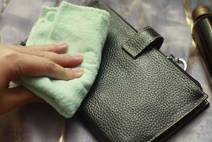 cómo limpiar una cartera de piel cómo limpiar una cartera de piel