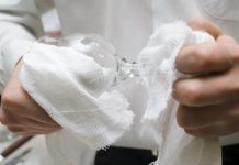 Cómo limpiar las copas de cristal blanquecinas