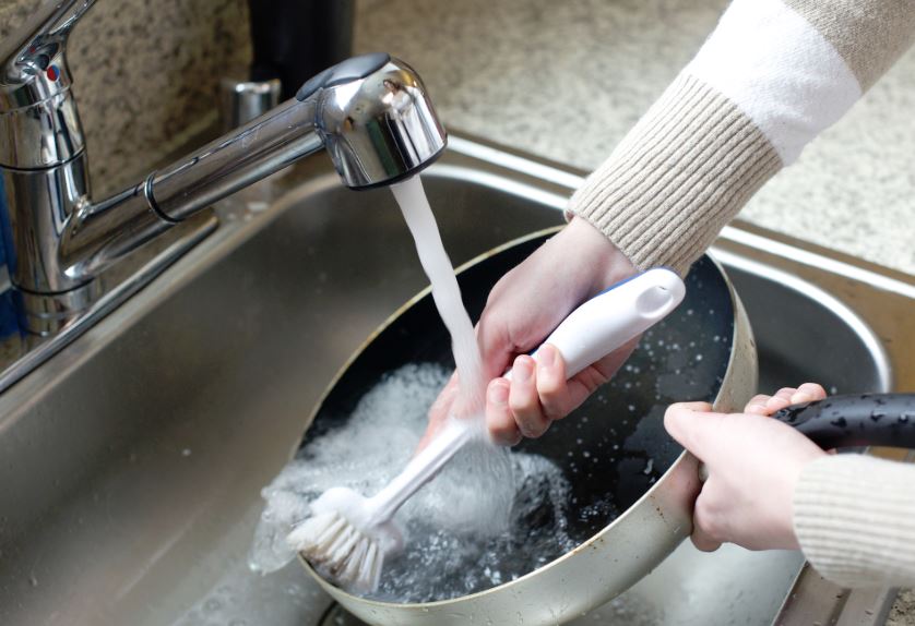 como limpiar una sarten antes de estrenarla