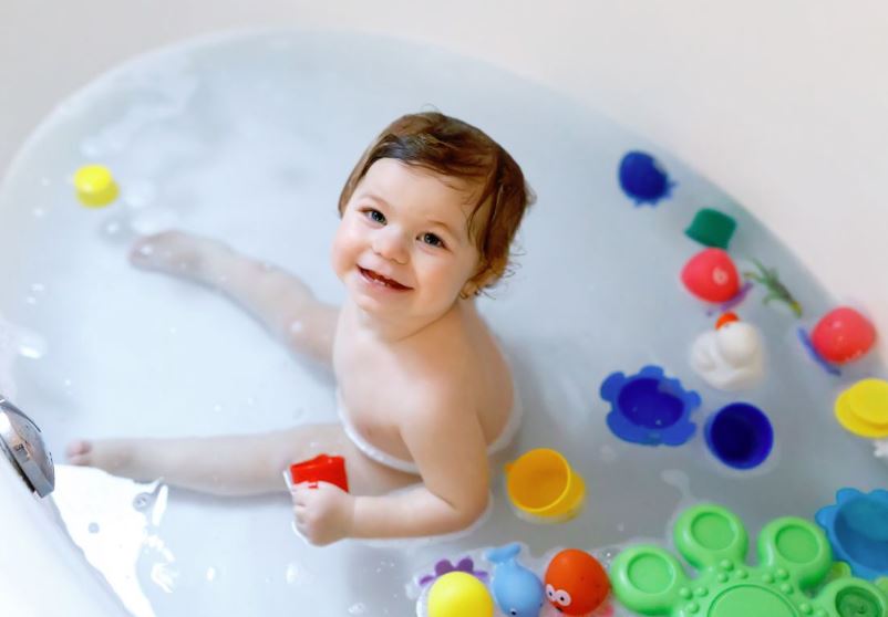 limpiar juguetes bebe en bañera