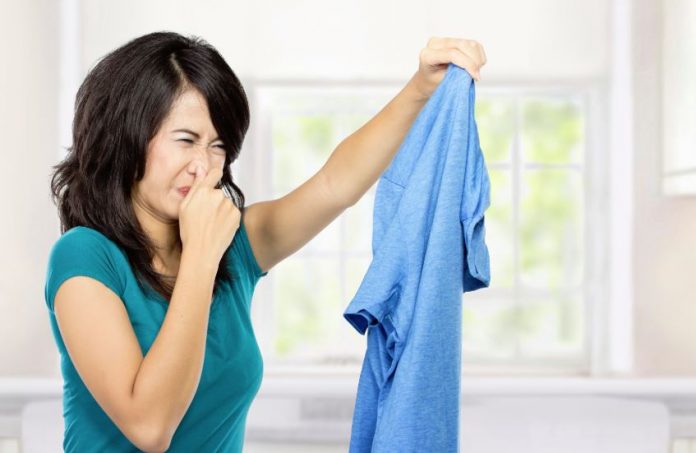 como quitar el olor a sudor de la ropa de deporte