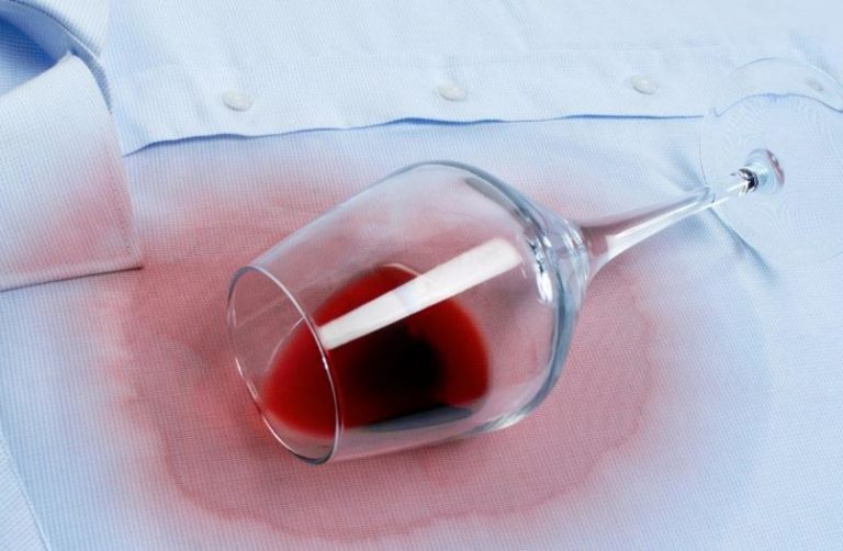 ⊛ Cómo Quitar Manchas de Vino Tinto en la Ropa 【Fácil】 ️