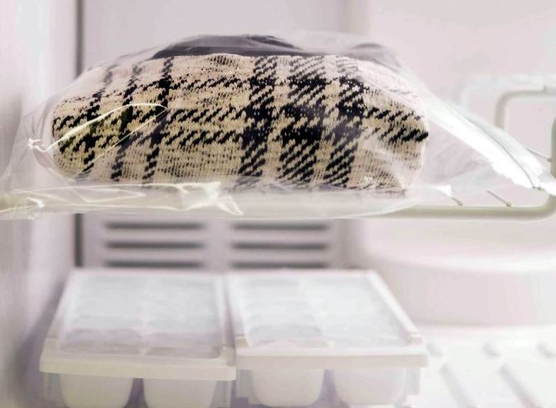 congelar la ropa para manchas de pegamento