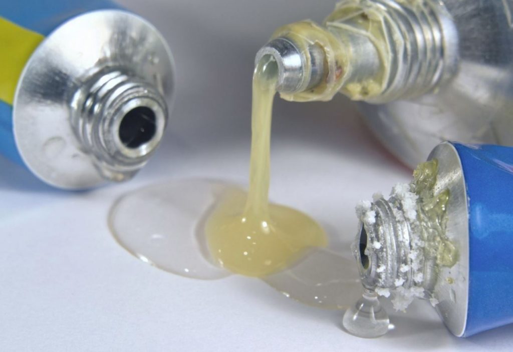 quitar pegamento de ropa interior