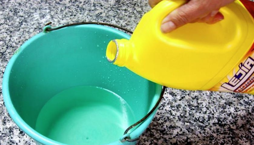agua y lejia para manchas de humedad