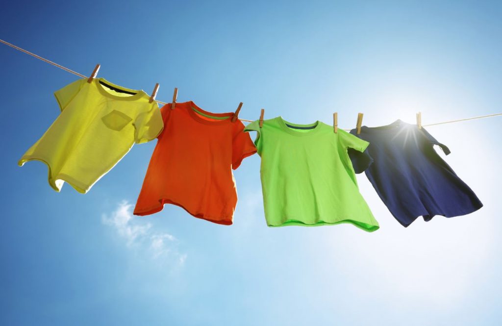 beneficios de secar la ropa al sol