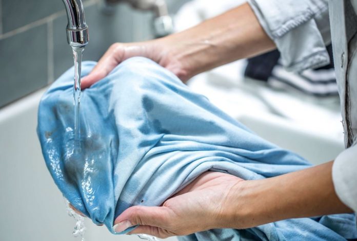 como quitar manchas de humedad en la ropa