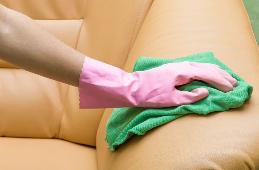 trucos caseros para limpiar un sofá de piel