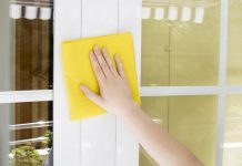 Cómo limpiar una puerta de aluminio Limpiar una puerta de aluminio