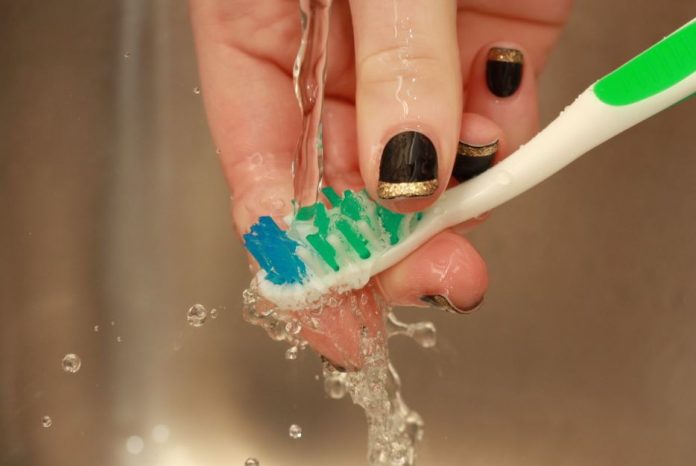 como limpiar un cepillo de dientes nuevo
