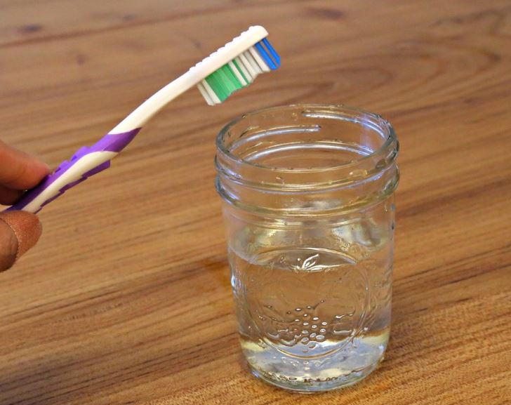 limpiar cepillo de dientes con alcohol
