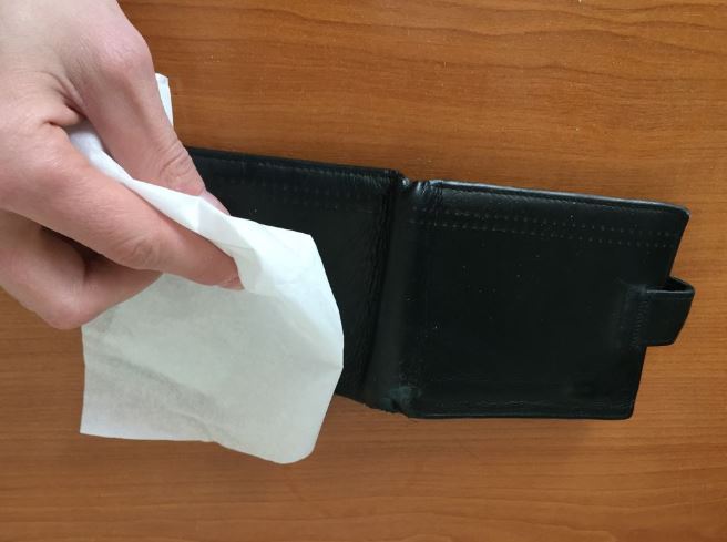 como limpiar una cartera de piel negra como limpiar una cartera de piel negra