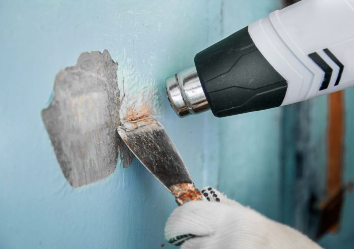 como quitar restos de pintura en la pared