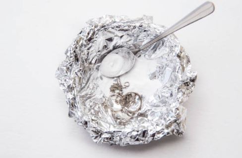 limpiar anillos de plata con sal y aluminio