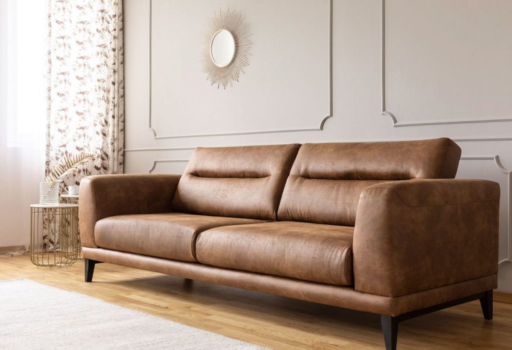 sofá de polipiel marrón