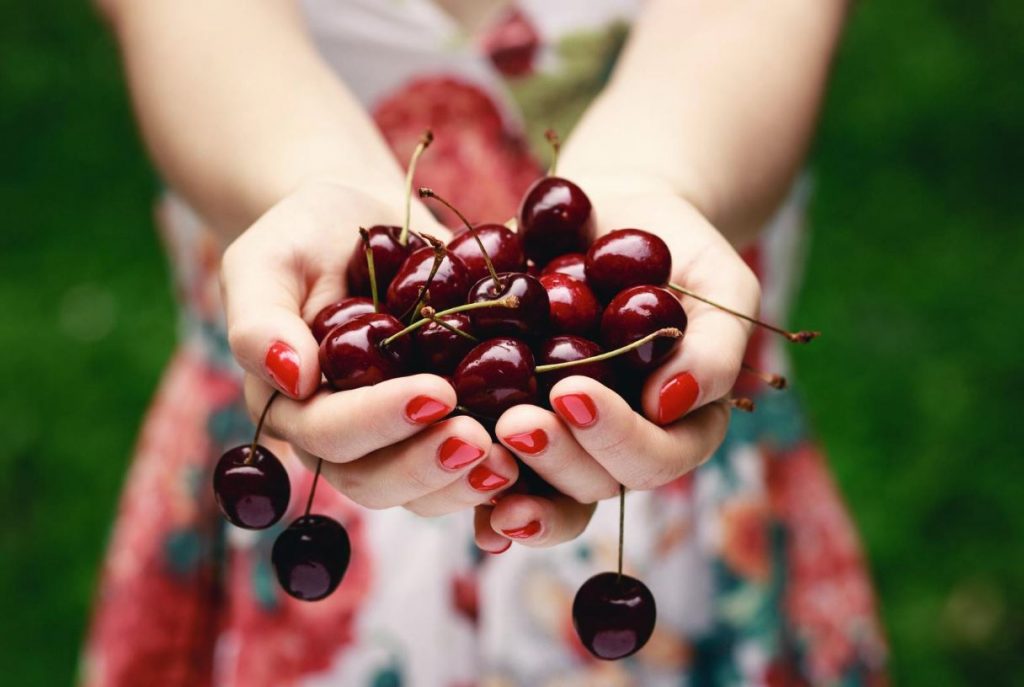 como sacar manchas de cereza de la ropa