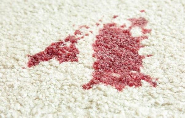 mancha de cereza en la alfombra
