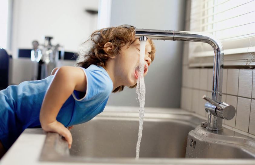 beber agua del grifo en niños