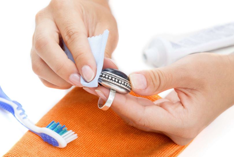 limpiar joyas de plata con pasta dental