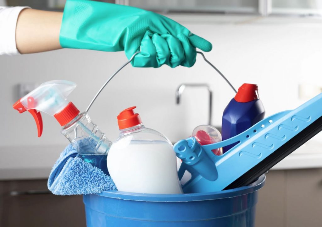 limpiar bañera con detergente