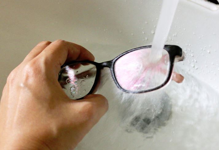 limpiar sudor patillas gafas con agua