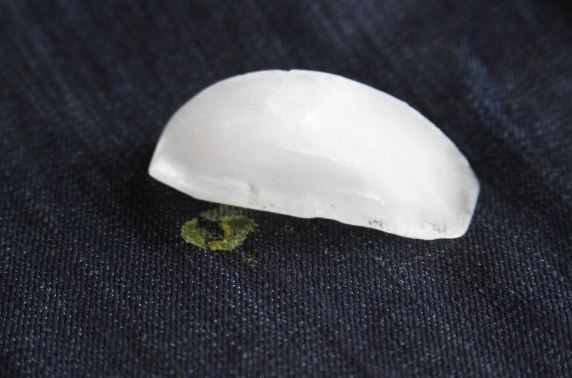 quitar manchas de resina con hielo