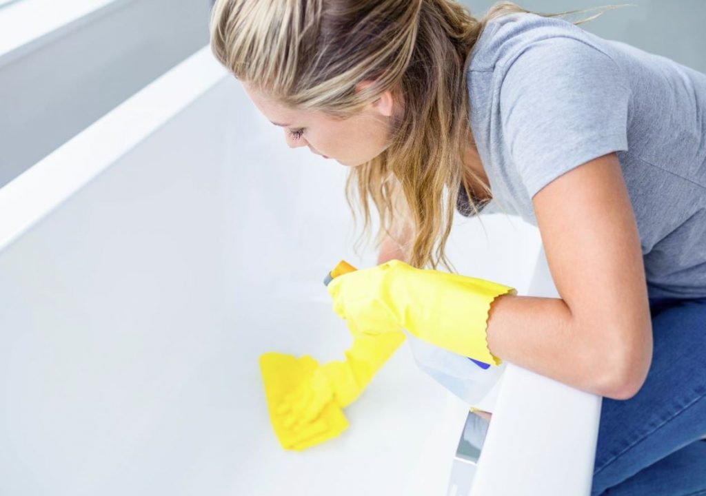 como limpiar una bañera antigua