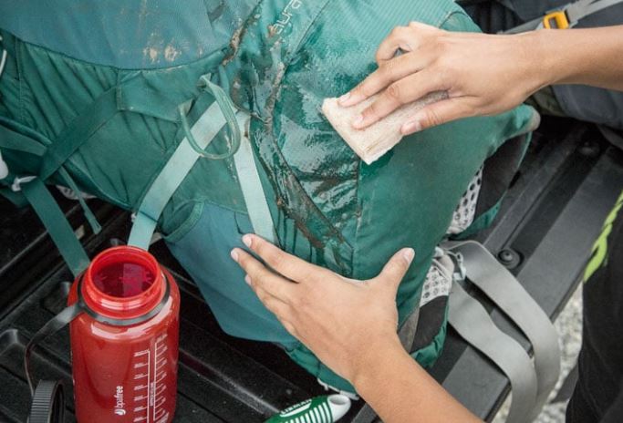 como limpiar una mochila de mochilero