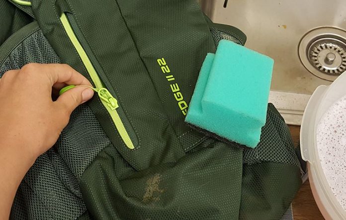 trucos para limpiar mochilas