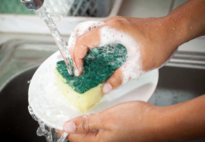 como lavar los platos a mano correctamente