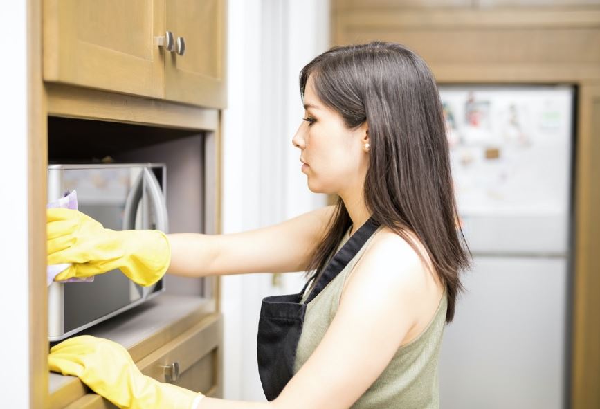 cómo eliminar el mal olor en el microondas