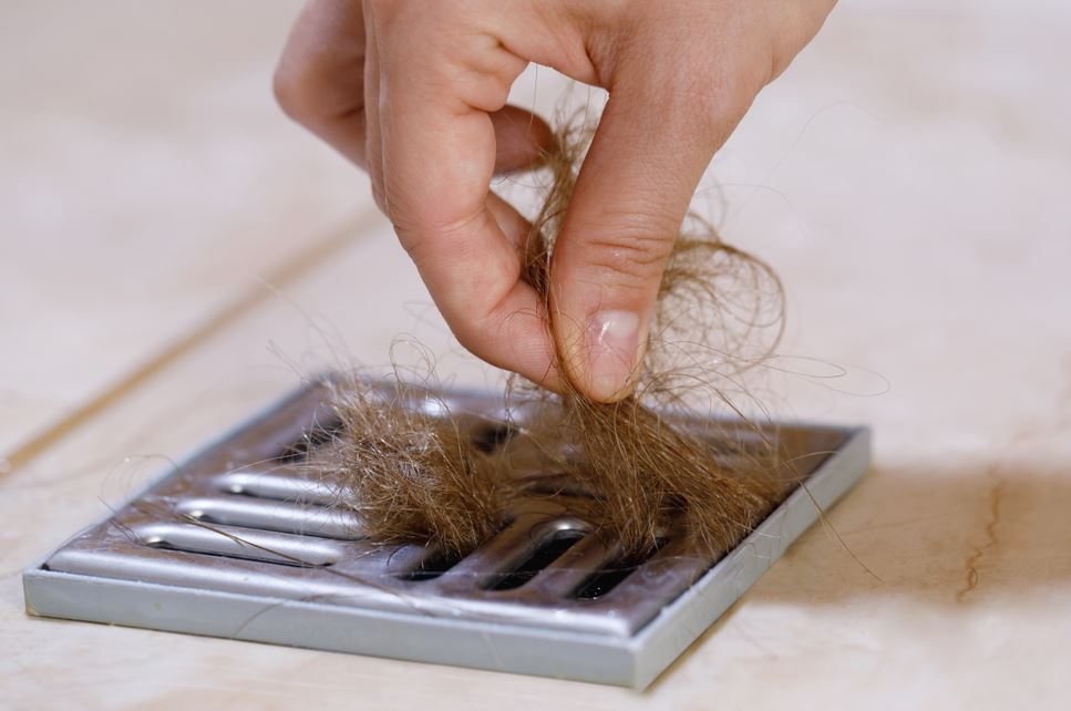 como desatascar la ducha de pelos