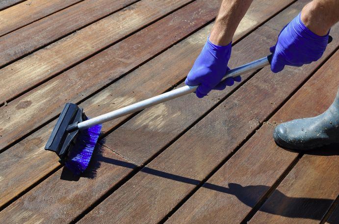 como limpiar suelo de madera exterior