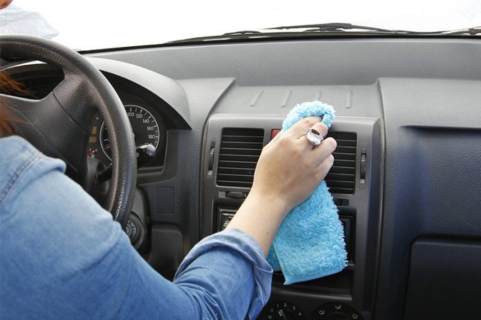 limpiar el salpicadero del coche