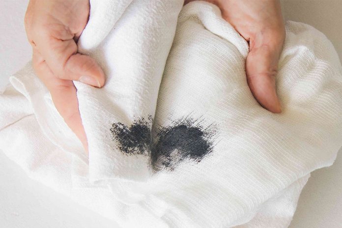 limpiar manchas de alquitrán en la ropa