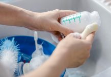 Cómo limpiar un biberón de bebé como limpiar un biberón de bebé