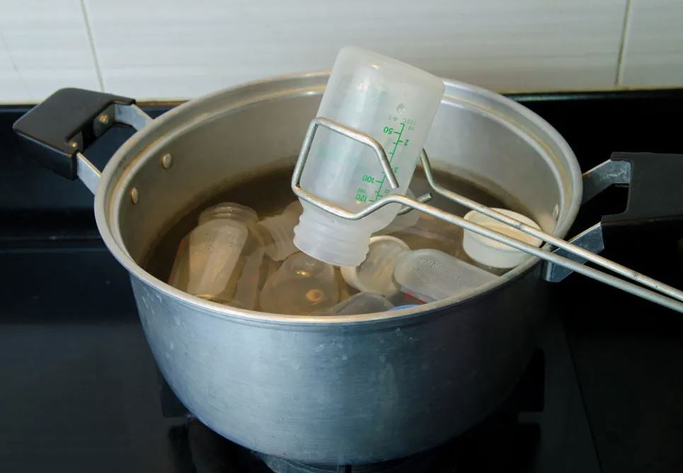 esterilizar un biberón con agua hirviendo