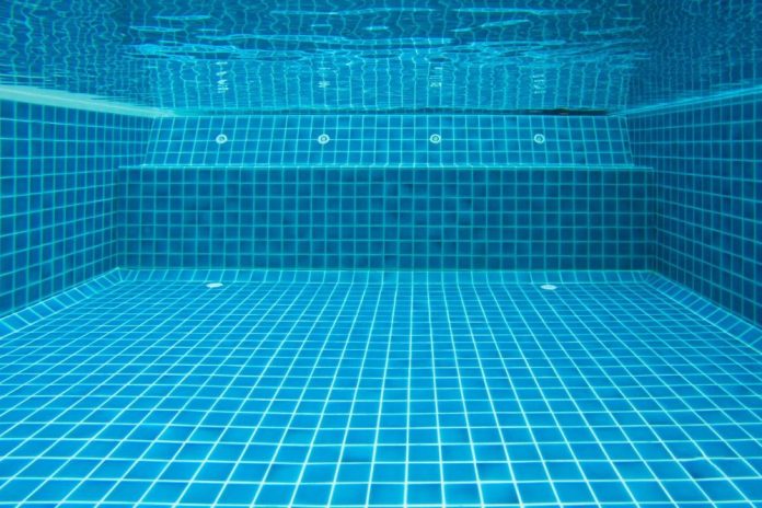fondo de una piscina limpia