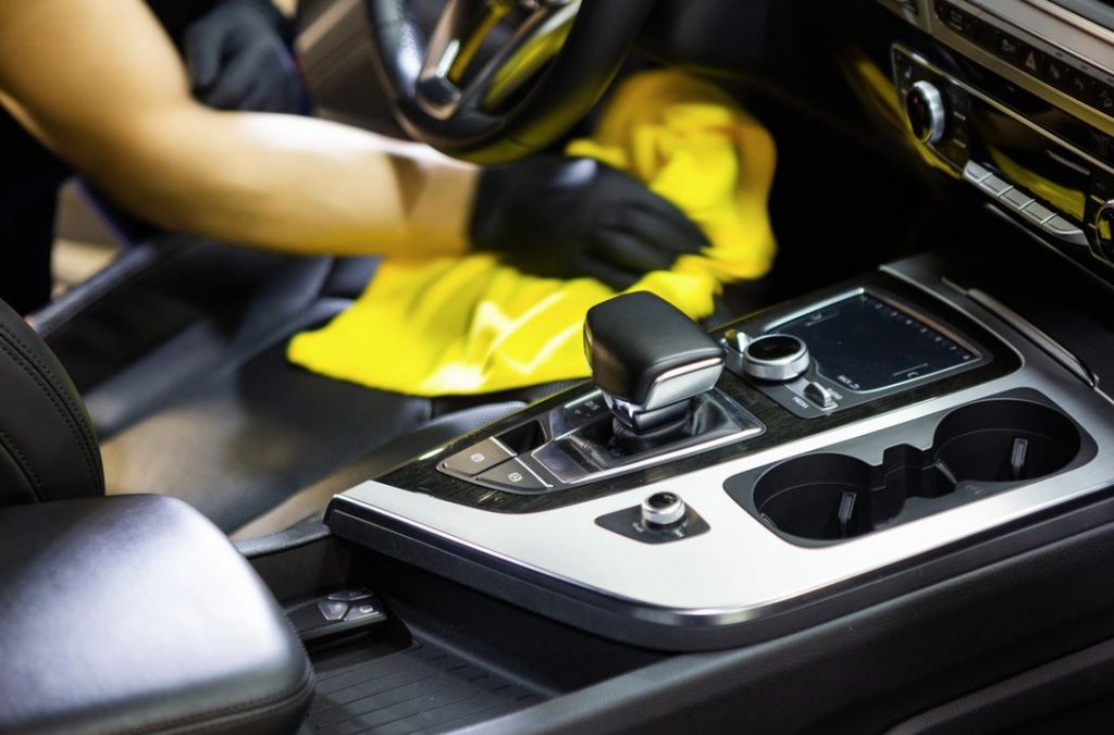 como limpiar salpicadero