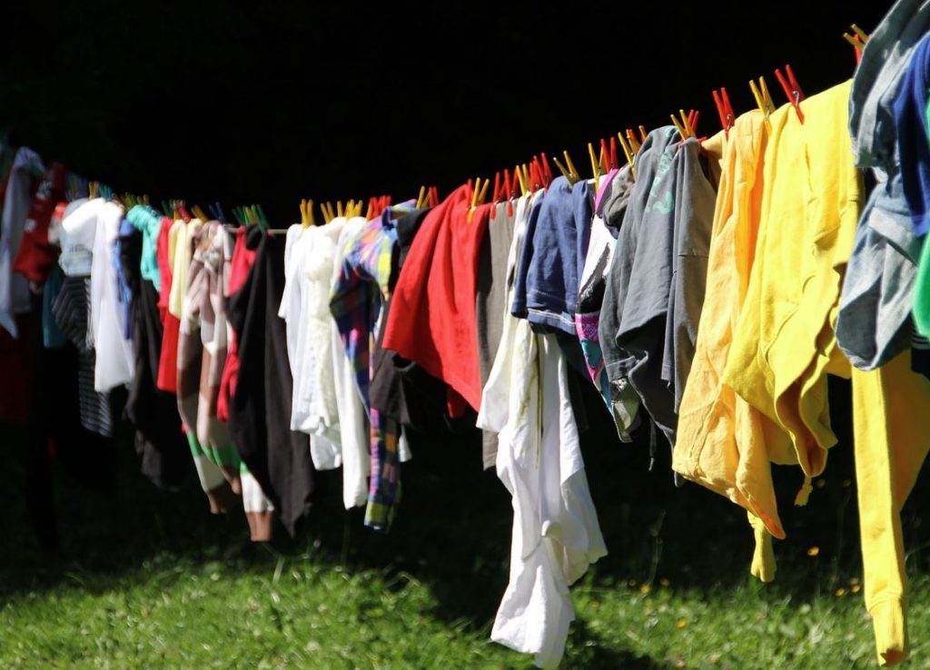 como sacar el alquitrán de la ropa