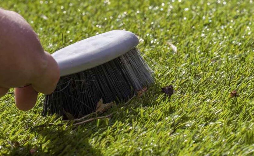 como se limpia el cesped artificial