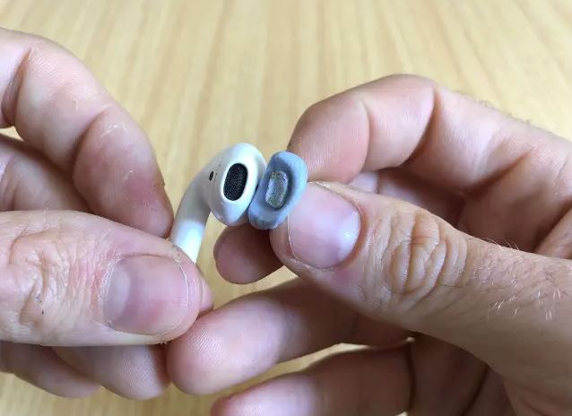 limpiar airpods con blutack