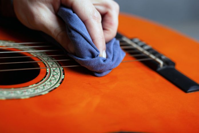 limpiar las cuerdas de una guitarra
