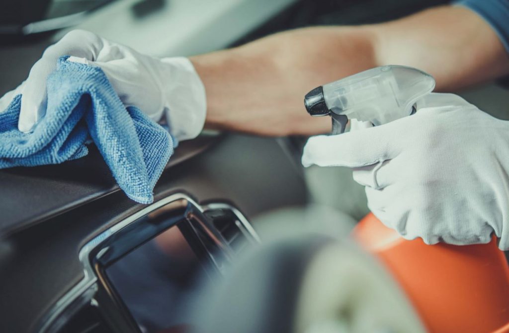 limpiar salpicadero coche