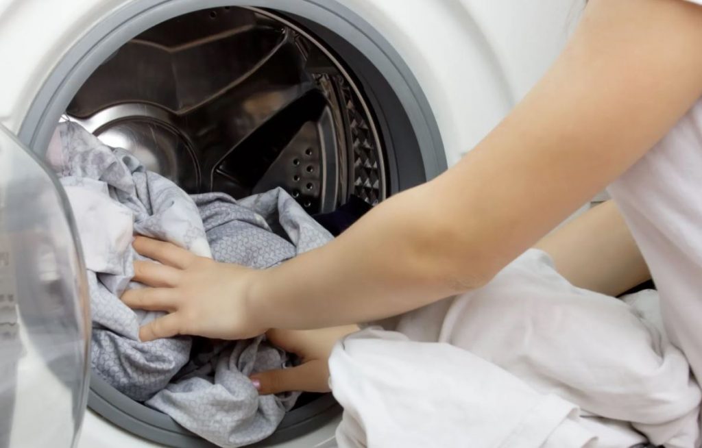 por que sale la ropa sucia de la lavadora