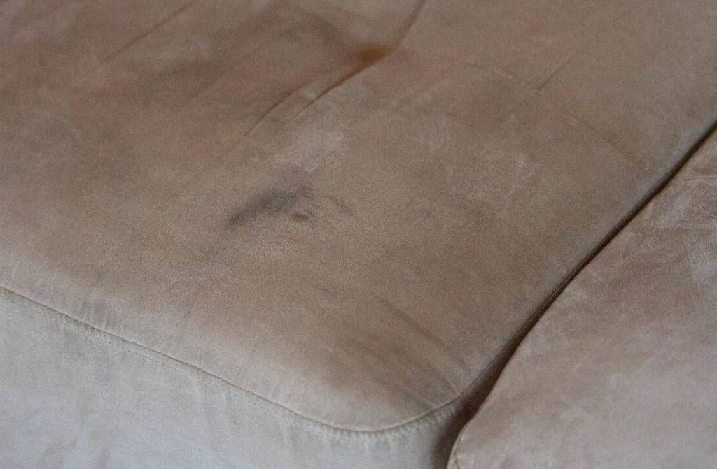 quitar manchas en un sofa de antelina
